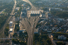 Vue aérienne de Voies à la gare principale Karlsruhe à le quartier Südweststadt in Karlsruhe dans le département Bade-Wurtemberg, Allemagne