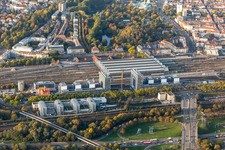 Vue aérienne de Chantier de construction du nouveau bâtiment de bureaux et commercial sur la Schwarzwaldstraße à le quartier Südweststadt in Karlsruhe dans le département Bade-Wurtemberg, Allemagne
