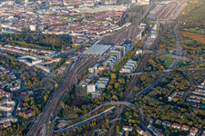 Vue aérienne de Plan des voies et gare principale de la Deutsche Bahn à le quartier Südweststadt in Karlsruhe dans le département Bade-Wurtemberg, Allemagne