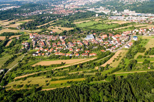 Vue aérienne de Vue des rues et des maisons dans les quartiers résidentiels à Birkenfeld dans le département Bade-Wurtemberg, Allemagne