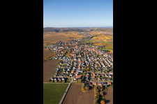 Vue oblique de Vue automnale du village décoloré à le quartier Jerusalemsberg in Kirchheim an der Weinstraße dans le département Rhénanie-Palatinat, Allemagne
