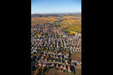 Vue automnale du village décoloré à le quartier Jerusalemsberg in Kirchheim an der Weinstraße dans le département Rhénanie-Palatinat, Allemagne d'en haut