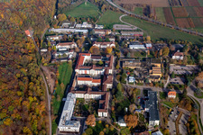 Vue aérienne de Vue aérienne d'automne du terrain de l'hôpital de la clinique de psychiatrie et de psychothérapie de l'enfant et de l'adolescent dans le district de Pfalzklinik Landeck à Klingenmünster dans le département Rhénanie-Palatinat, Allemagne