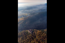 Vue oblique de Château de Landeck à Klingenmünster dans le département Rhénanie-Palatinat, Allemagne