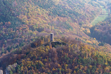 Vue aérienne de Vue aérienne d'automne du château de Scharfeneck au-dessus de la forêt du Palatinat à Annweiler am Trifels dans le département Rhénanie-Palatinat, Allemagne