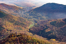 Vue aérienne de Ruines du château de Scharfenberg à Leinsweiler dans le département Rhénanie-Palatinat, Allemagne