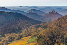 Vue aérienne de Vue aérienne d'automne des châteaux de Trifels, Scharfeneck et Anebos au-dessus de la forêt du Palatinat vue depuis Birnbachtal à Annweiler am Trifels dans le département Rhénanie-Palatinat, Allemagne