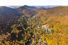 Vue aérienne de Village de vacances Sonnenberg dans la vallée de Birnbachtal à Leinsweiler dans le département Rhénanie-Palatinat, Allemagne