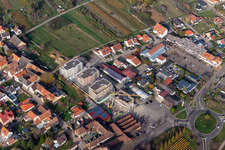 Vue aérienne de Chantier de construction pour la nouvelle construction de quatre immeubles résidentiels multifamiliaux dans la Sylvaner Straße à le quartier Schweigen in Schweigen-Rechtenbach dans le département Rhénanie-Palatinat, Allemagne