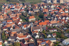 Vue aérienne de Bâtiments religieux en Schweigen à le quartier Schweigen in Schweigen-Rechtenbach dans le département Rhénanie-Palatinat, Allemagne