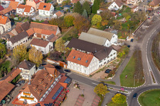 Vue aérienne de Weinstube Jülg à le quartier Schweigen in Schweigen-Rechtenbach dans le département Rhénanie-Palatinat, Allemagne