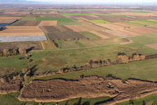 Vue aérienne de Billigheimer Bruch, fossé de crue entre Barbelroth, Hergersweiler et Winden à le quartier Mühlhofen in Billigheim-Ingenheim dans le département Rhénanie-Palatinat, Allemagne