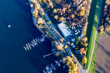 Vue aérienne de Marina avec amarres pour bateaux de plaisance et amarres pour bateaux sur la zone côtière du club de voile RKC Wörth eV à le quartier Maximiliansau in Wörth am Rhein dans le département Rhénanie-Palatinat, Allemagne