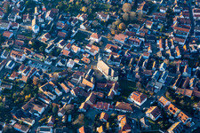 Vue aérienne de Église catholique de l'Assomption de Marie à le quartier Maximiliansau in Wörth am Rhein dans le département Rhénanie-Palatinat, Allemagne
