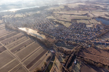Vue aérienne de Fossé de réservoir à le quartier Neuburg in Neuburg am Rhein dans le département Rhénanie-Palatinat, Allemagne