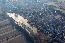 Vue aérienne de Fossé de réservoir à le quartier Neuburg in Neuburg am Rhein dans le département Rhénanie-Palatinat, Allemagne