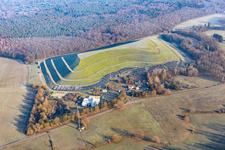 Vue aérienne de Installations photovoltaïques sur la décharge municipale étanche et entassée du district de Germersheim (Palatinat) à Berg dans le département Rhénanie-Palatinat, Allemagne