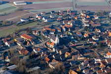 Vue aérienne de Église Sainte-Marguerite de Niederlauterbach à Niederlauterbach dans le département Bas Rhin, France