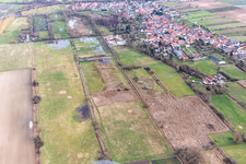 Vue aérienne de Fossé de crue inondé/Erlenbach à la laverie à le quartier Mühlhofen in Billigheim-Ingenheim dans le département Rhénanie-Palatinat, Allemagne