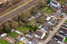Dans la roseraie à Winden dans le département Rhénanie-Palatinat, Allemagne du point de vue du drone