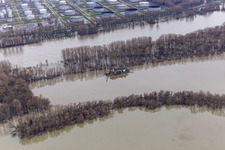 Vue aérienne de Navire dragueur dans le port national de Wörth à marée haute à le quartier Maximiliansau in Wörth am Rhein dans le département Rhénanie-Palatinat, Allemagne