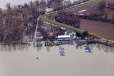 Vue aérienne de Club de voile RKC Wörth pendant les inondations à le quartier Maximiliansau in Wörth am Rhein dans le département Rhénanie-Palatinat, Allemagne