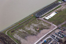 Vue aérienne de Place de parking pour camions Daimler libérée dans la zone inondable devant le barrage du Rhin à le quartier Maximiliansau in Wörth am Rhein dans le département Rhénanie-Palatinat, Allemagne