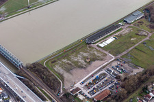 Vue aérienne de Place de parking pour camions Daimler libérée dans la zone inondable devant le barrage du Rhin à le quartier Maximiliansau in Wörth am Rhein dans le département Rhénanie-Palatinat, Allemagne