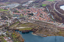 Vue aérienne de Alt-Wörth derrière la gare et Schäuffele Baggersse au Wörther Kreuz à le quartier Maximiliansau in Wörth am Rhein dans le département Rhénanie-Palatinat, Allemagne