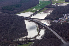 Vue aérienne de Zone forestière de Bienwald avec terrain sous l'Otterbach avec prairies inondées sur l'A65 à Kandel dans le département Rhénanie-Palatinat, Allemagne