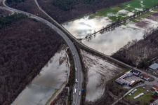 Photographie aérienne de Zone forestière de Bienwald avec terrain sous l'Otterbach avec prairies inondées sur l'A65 à Kandel dans le département Rhénanie-Palatinat, Allemagne