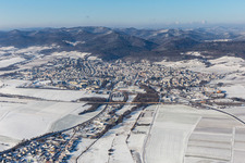 Vue aérienne de Vue aérienne d'hiver dans la neige à Bad Bergzabern dans le département Rhénanie-Palatinat, Allemagne