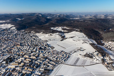 Vue aérienne de Hiver, vue sur la ville enneigée avec rues et maisons dans les zones résidentielles à Bad Bergzabern dans le département Rhénanie-Palatinat, Allemagne