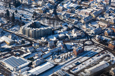 Vue aérienne de Bâtiment enneigé des voies et de la gare de la Deutsche Bahn en hiver à Bad Bergzabern dans le département Rhénanie-Palatinat, Allemagne
