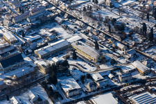 Vue aérienne de Vue aérienne d'hiver dans la neige de la Breslauer Straße à Bad Bergzabern dans le département Rhénanie-Palatinat, Allemagne