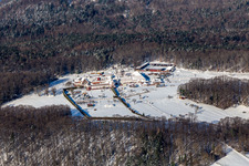 Vue aérienne de Vue aérienne d'hiver dans la neige depuis le monastère de Liebfrauenberg à Bad Bergzabern dans le département Rhénanie-Palatinat, Allemagne