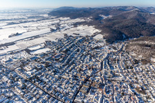 Vue aérienne de Vue aérienne d'hiver dans la neige depuis Bad Bergzabern SW à Bad Bergzabern dans le département Rhénanie-Palatinat, Allemagne
