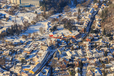 Vue aérienne de Vue aérienne hivernale sous la neige du parc thermal Bad Bergzabern à Bad Bergzabern dans le département Rhénanie-Palatinat, Allemagne
