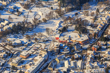 Vue aérienne de Vue aérienne hivernale sous la neige du parc thermal Bad Bergzabern à Bad Bergzabern dans le département Rhénanie-Palatinat, Allemagne