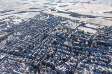 Vue aérienne de Vue aérienne d'hiver dans la neige depuis Bad Bergzabern SE à Bad Bergzabern dans le département Rhénanie-Palatinat, Allemagne
