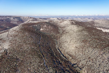 Vue aérienne de Vue aérienne d'hiver dans la neige du Dierbachtal avec la tour Stäffelsberg à Oberotterbach dans le département Rhénanie-Palatinat, Allemagne
