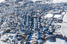 Vue aérienne de Vue aérienne d'hiver dans la neige à partir de Bad Bergzabern S à Bad Bergzabern dans le département Rhénanie-Palatinat, Allemagne