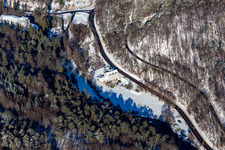 Vue aérienne de Vue aérienne hivernale sous la neige depuis l'hôtel Pfälzer Wald dans le Kurtal à Bad Bergzabern dans le département Rhénanie-Palatinat, Allemagne