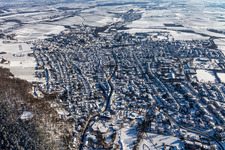 Vue aérienne de Vue aérienne d'hiver dans la neige à Bad Bergzabern dans le département Rhénanie-Palatinat, Allemagne
