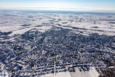 Vue aérienne de Vue aérienne d'hiver dans la neige à Bad Bergzabern dans le département Rhénanie-Palatinat, Allemagne