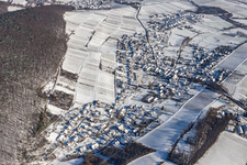 Vue aérienne de Photo aérienne d'hiver dans la neige de Pleisweiler à le quartier Pleisweiler in Pleisweiler-Oberhofen dans le département Rhénanie-Palatinat, Allemagne