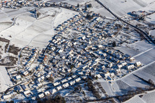 Vue aérienne de Centre du village enneigé en hiver à la lisière des vignobles et des domaines viticoles de la région viticole Südliche Weinstraße en Gleishorbach à le quartier Gleishorbach in Gleiszellen-Gleishorbach dans le département Rhénanie-Palatinat, Allemagne