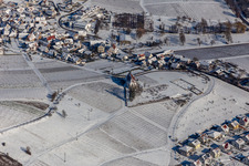 Vue aérienne de Vue aérienne d'hiver dans la neige de la chapelle Saint-Denys à le quartier Gleiszellen in Gleiszellen-Gleishorbach dans le département Rhénanie-Palatinat, Allemagne