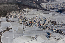 Vue aérienne de Vue aérienne d'hiver dans la neige de Gleiszellen à le quartier Gleiszellen in Gleiszellen-Gleishorbach dans le département Rhénanie-Palatinat, Allemagne