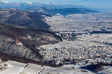 Vue aérienne de Vue sur la ville enneigée en hiver du centre-ville à Klingenmünster dans le département Rhénanie-Palatinat, Allemagne